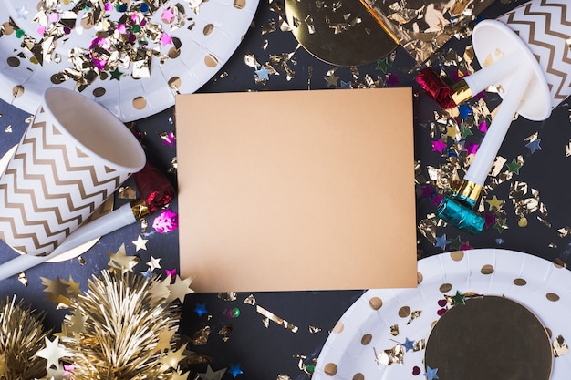 Photo carte de voeux d'or vierge avec coupe du parti, souffleur de parti, tinsel, confettis