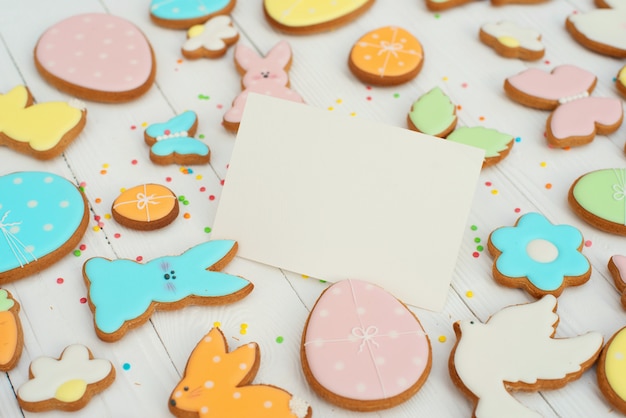 Carte de voeux de Pâques avec des biscuits de pain d'épice. Biscuits en forme d'oeuf et lapin de Pâques.