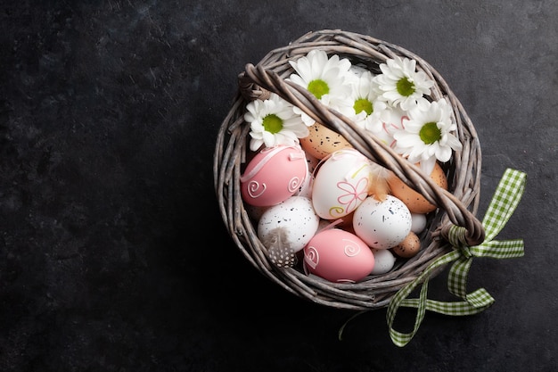 Carte de voeux de Pâques avec des oeufs de Pâques