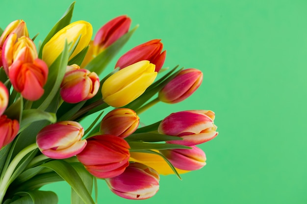 Une carte de voeux printanière colorée avec des fleurs pour Pâques, fête des mères.