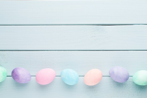 Photo carte de voeux de printemps d'oeufs de pâques pastel.