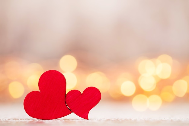 Carte de voeux Saint Valentin. Coeur rouge sur fond gris.