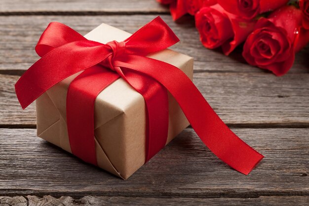 Carte de voeux saint valentin avec roses et cadeau