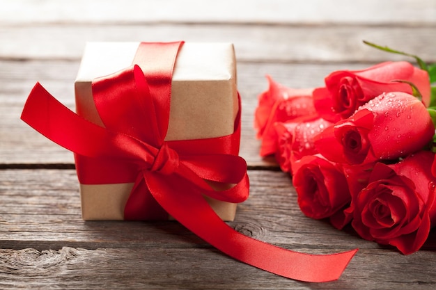 Carte de voeux saint valentin avec roses et cadeau