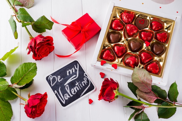 Carte de voeux Saint Valentin avec roses rouges et chocolat en forme de coeur