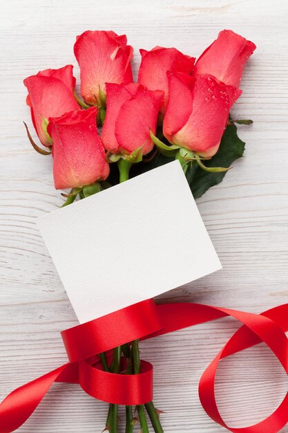 Carte de voeux Saint Valentin avec roses rouges