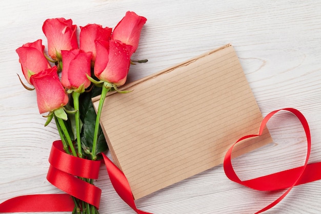 Carte de voeux Saint Valentin avec roses rouges