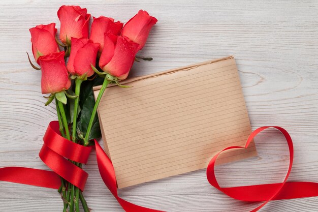 Carte de voeux Saint Valentin avec roses rouges