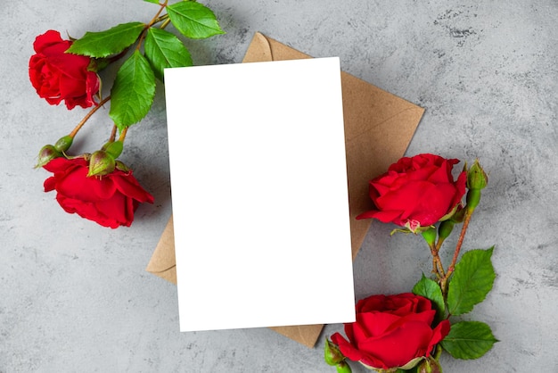 Carte de voeux vierge avec des fleurs roses rouges sur fond gris Faire-part de mariage Maquette Mise à plat