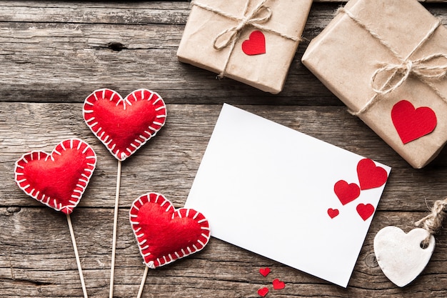 Photo carte de voeux vierge saint valentin avec coeurs décoratifs