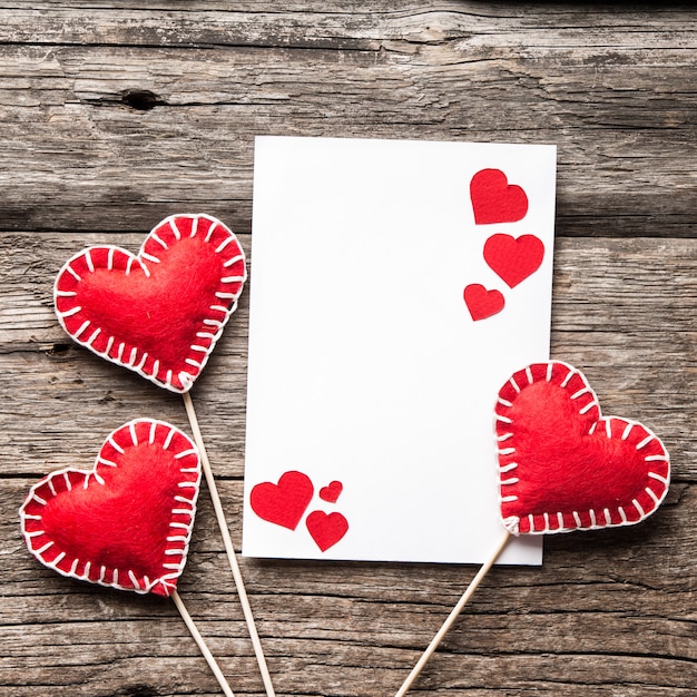 Photo carte de voeux vierge saint valentin avec coeurs décoratifs