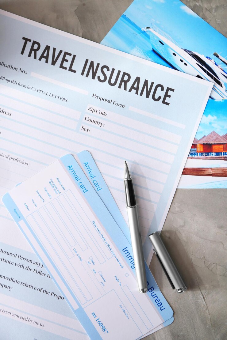 Photo cartes d'arrivée et stylo sur le formulaire d'assurance voyage vierge libre