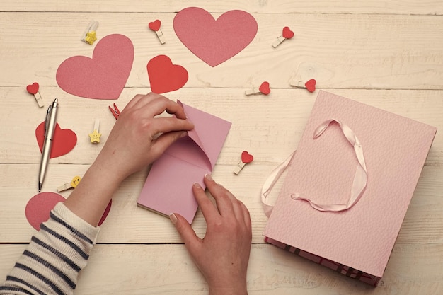 Cartes et décorations de la saint-valentin vue de dessus