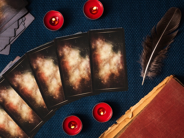 Cartes de divination et bougies. Vue d'en-haut