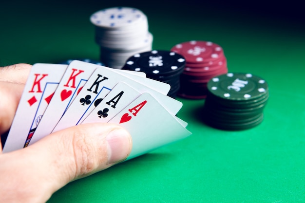 Cartes de gros plan pour jouer au poker sur une table de jeu dans un casino