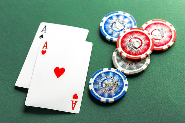 Cartes et jetons de poker sur table verte