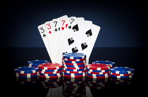 Cartes à jouer au poker avec combinaison full house ou full boat Puces et cartes sur tableau noir