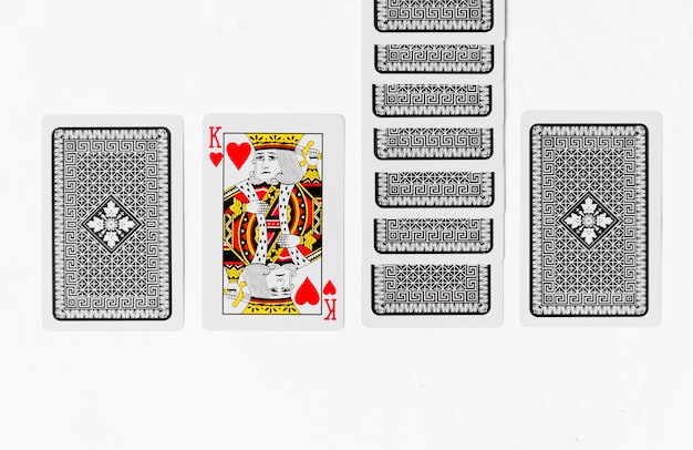 Cartes à jouer King carte suite et arrière-plan fond blanc maquette
