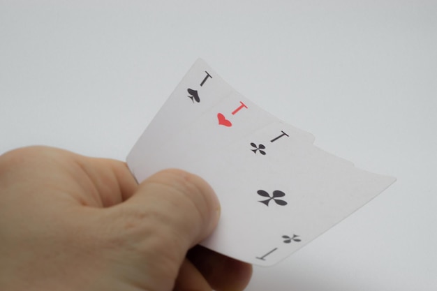 cartes à jouer en main sur blanc