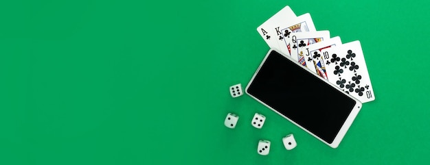 Cartes à jouer poker dés et téléphone sur tissu bleu vert panorama