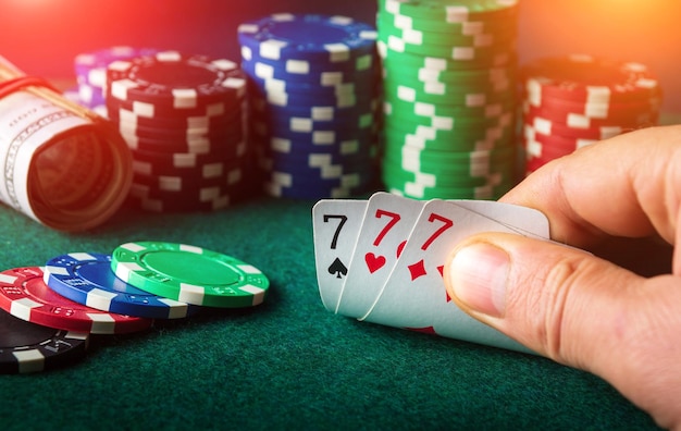 Cartes de poker avec brelan ou combinaison de jeu La main du joueur prend des cartes à jouer au casino