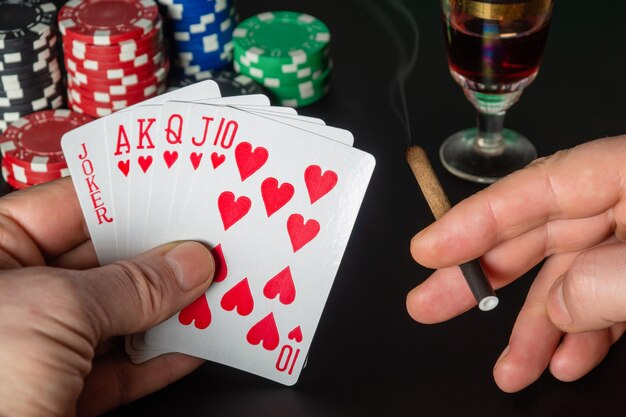 Cartes de poker avec cinq d'une combinaison aimable