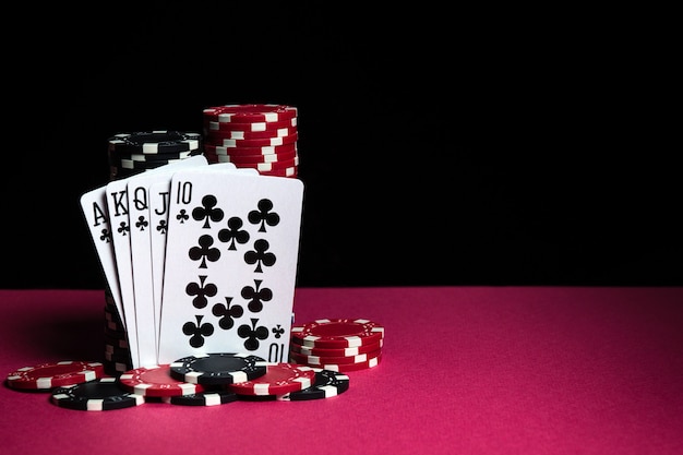 Cartes de poker avec une combinaison de quinte flush royale