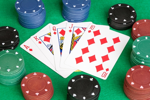 Cartes de poker avec quinte flush et beaucoup de jetons