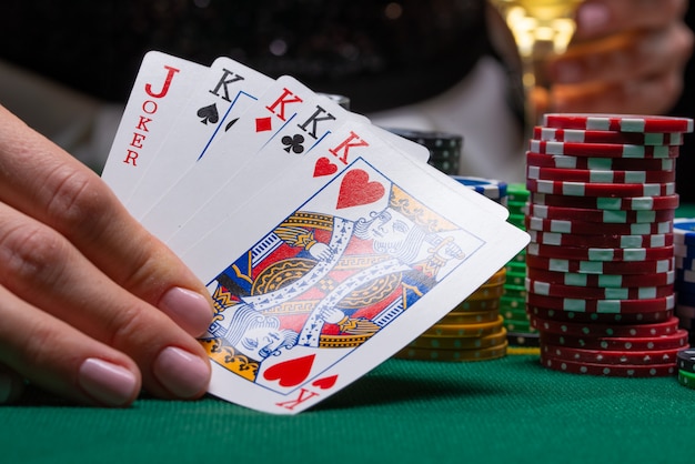 Cartes pour jouer au poker sur une table de jeu