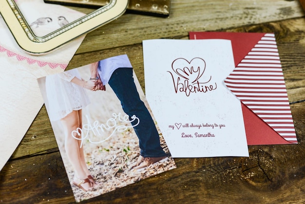 Photo des cartes de saint-valentin sur une table en bois