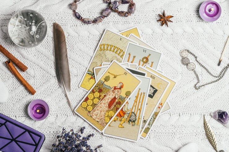 Cartes de tarot étalées face vers le haut sur une surface tricotée blanche avec boule de cristal, lavande, bougies. Minsk, Biélorussie, 11.10.2021