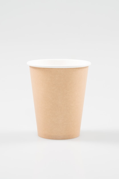 Carton à emporter tasse de café sur blanc
