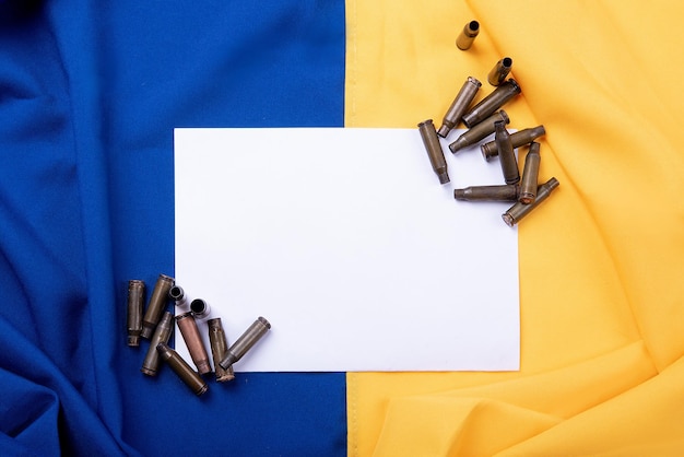 Cartouches de balles sur le drapeau de l'ukraine carré blanc pour la guerre de concept de texte en Ukraine copiez l'espace