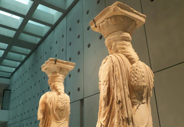 Caryatides originales de l'Erechtheum Temple grec ancien dans le nouveau musée de l'Acropole à Athènes Grèce