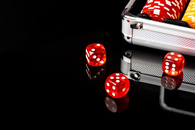 Cas de jeu de poker sur fond noir gros plan