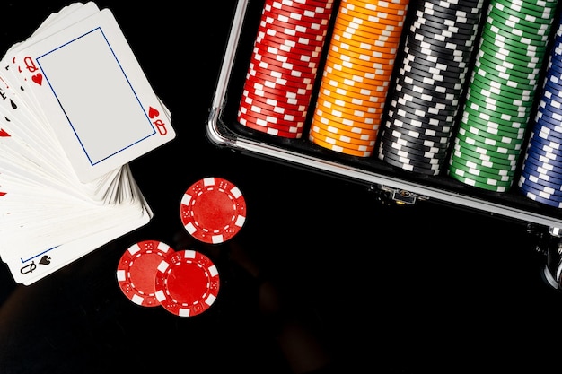 Cas de jeu de poker sur fond noir en gros plan