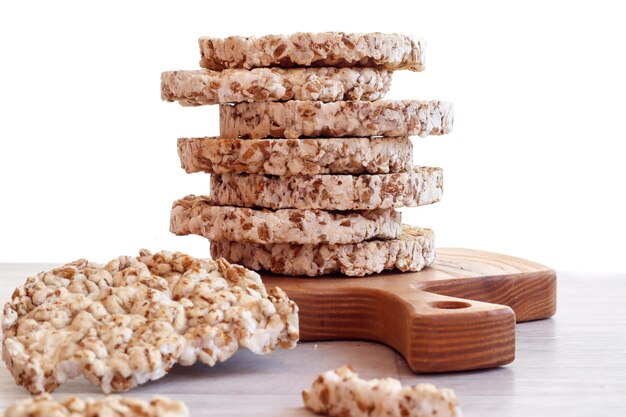 En-cas rapide et sain une pile de biscuits à l'avoine sur une cuisine en bois gros plan fond clair