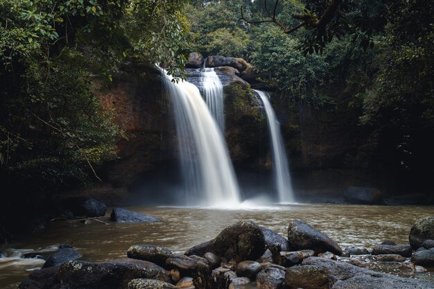 Photo une cascade appelée haew narok dans une belle forêt au milieu de la nature au parc national de khao yai en thaïlande