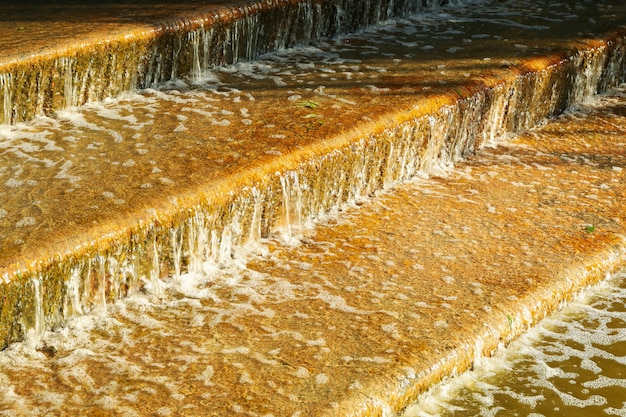 Cascade artificielle en escalier en matinée ensoleillée