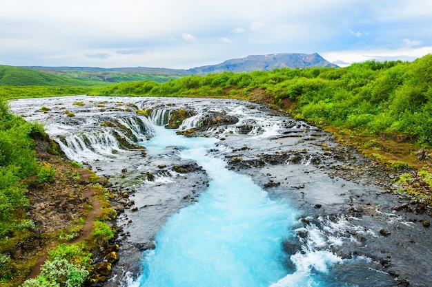 Cascade de Bruarfoss dans le sud de l'Islande. Beau paysage d'été