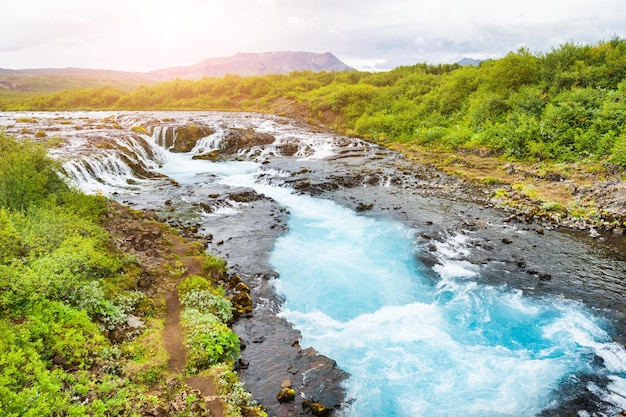 Cascade de Bruarfoss avec de l'eau bleue au coucher du soleil. Sud de l'Islande. Beau paysage d'été