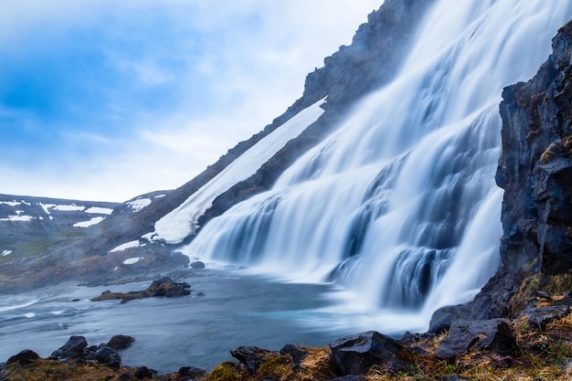 Cascade cascade Dynjandi foss avec canyon moussu au premier plan l'ouest de l'Islande