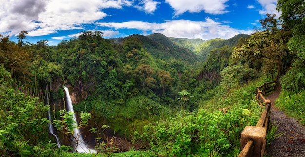 Cascade de Catarata del Toro avec les montagnes environnantes au Costa Rica