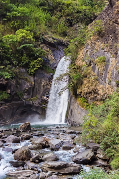 Cascade sur le chemin du Manaslu