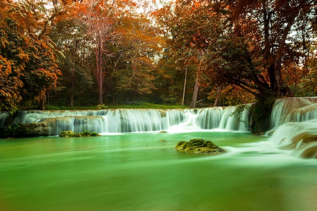 Photo cascade de chet sao noi belle cascade au milieu de la forêt parc national de namtok chet sao noi