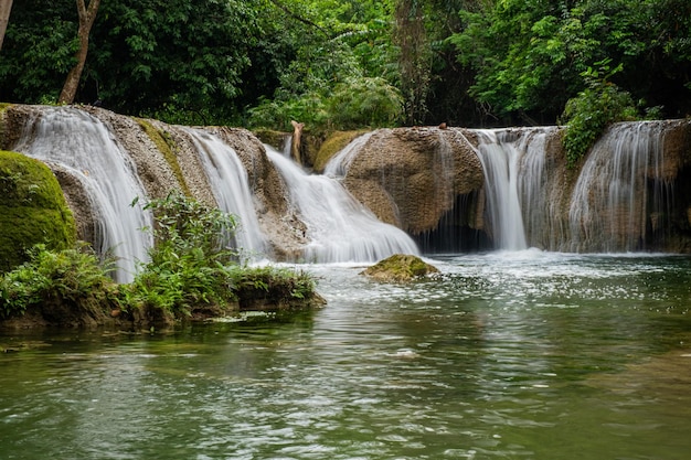 Photo la cascade de chet sao noi dans le parc national de khao yai, province de saraburi, en thaïlande