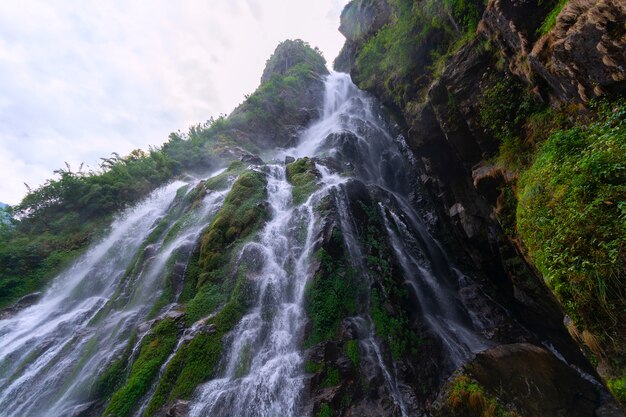 Cascade sur le circuit de l'Annapurna Trek, Himalaya, Népal