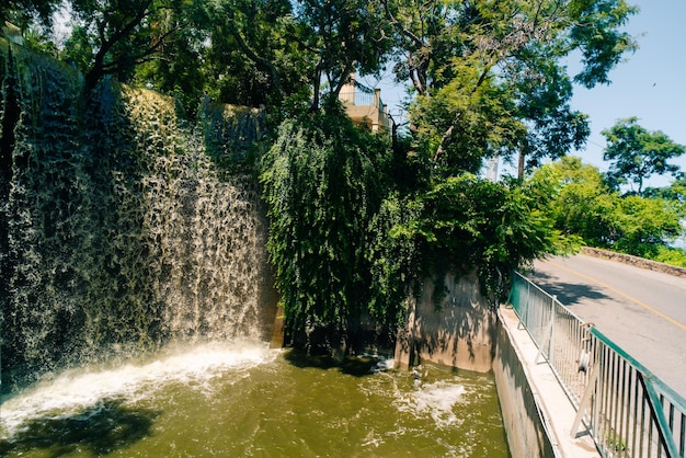 Photo cascade sur la colline de san bernardo dans la ville de salta en argentine