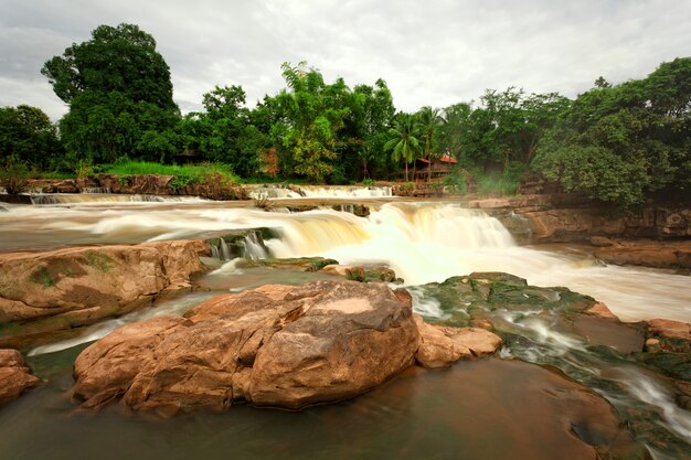 Cascade dans la forêt tropicale, au nord de la Thaïlande