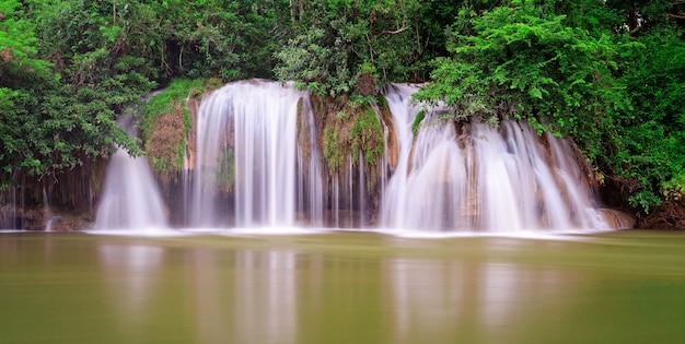 Cascade dans la forêt tropicale, à l'ouest de la Thaïlande